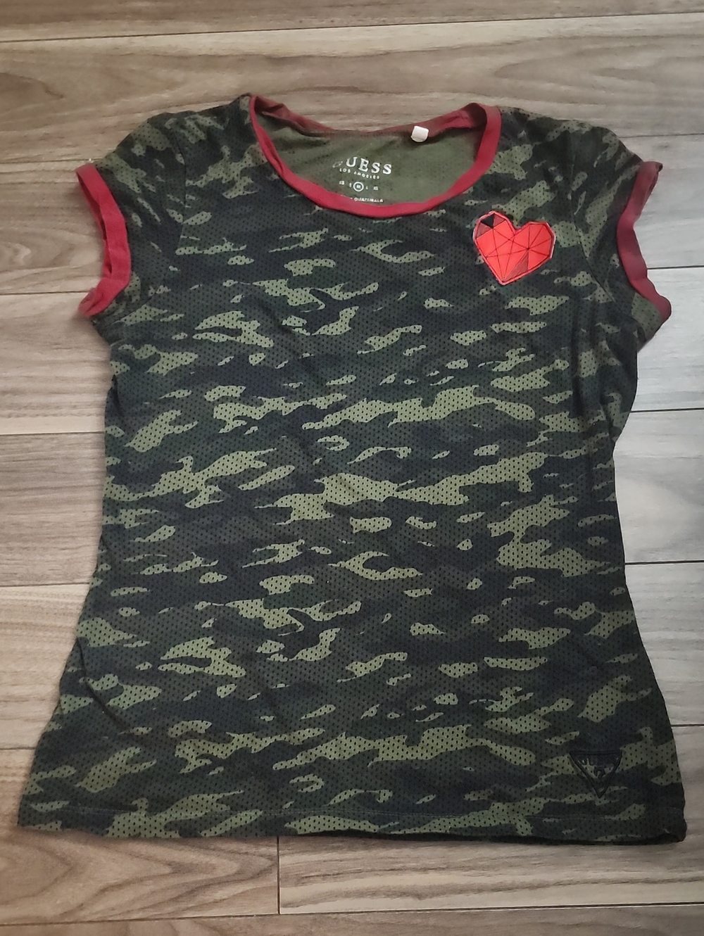 🔥 Vintage GUESS Olive Green Camo Short Sleeve Tee with Red Trim and Heart Patch